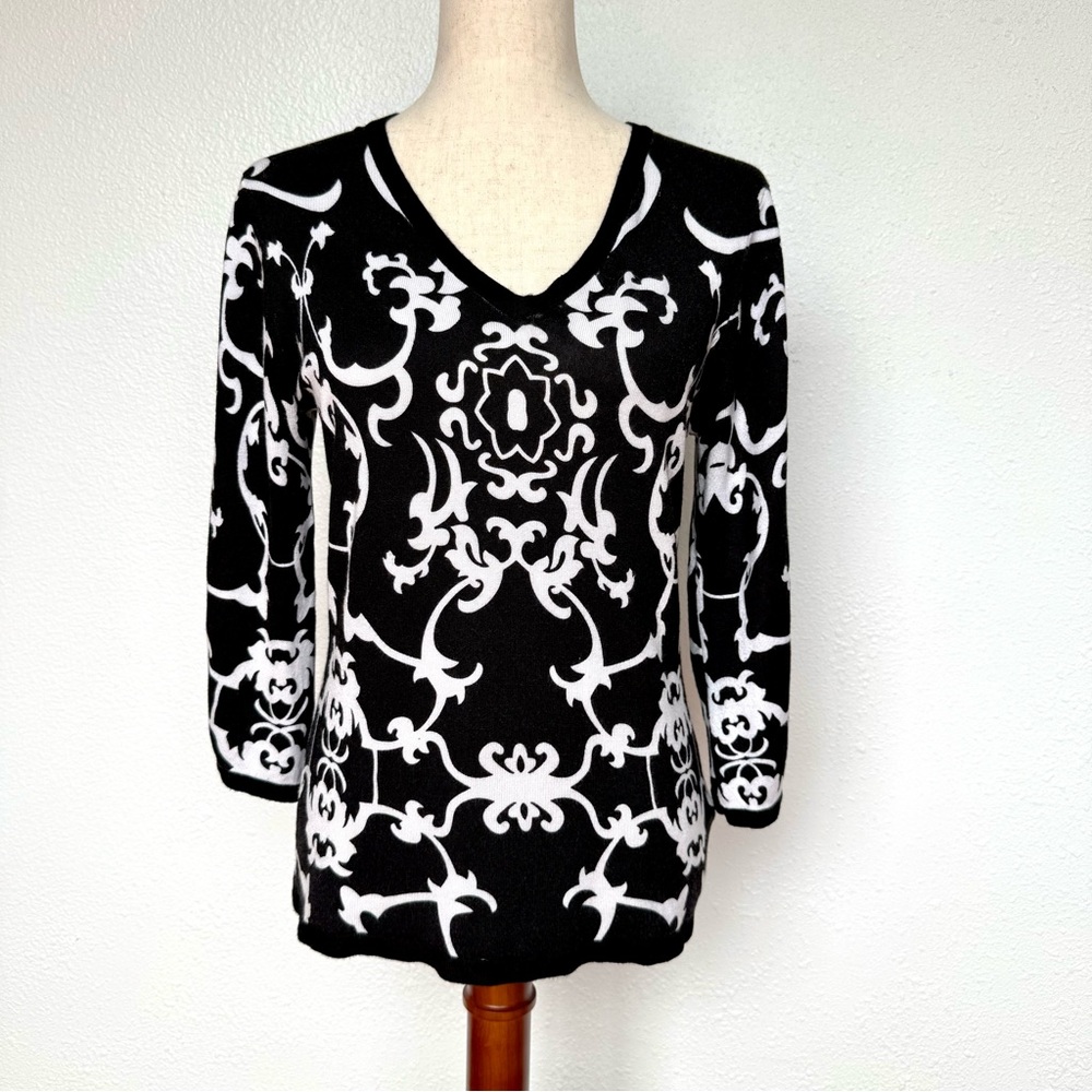 Red Black and White V-Neck Pull Over Sweater Size Small in a Damask Pattern